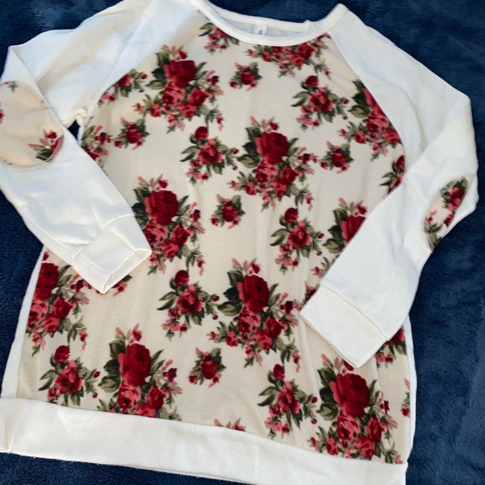 🌹Rose cream sweater top size medium